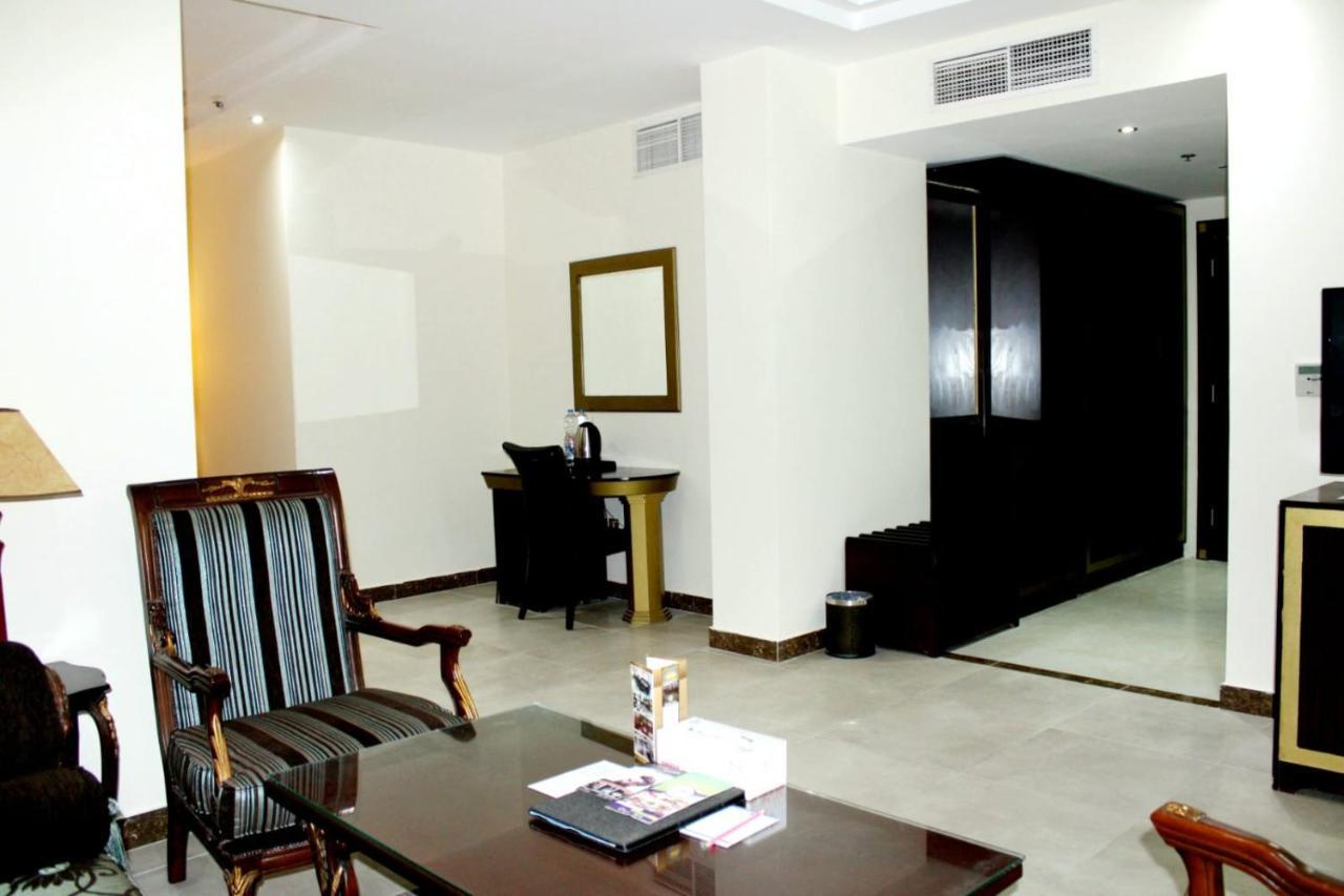 Tourist Hotel Доха Екстериор снимка