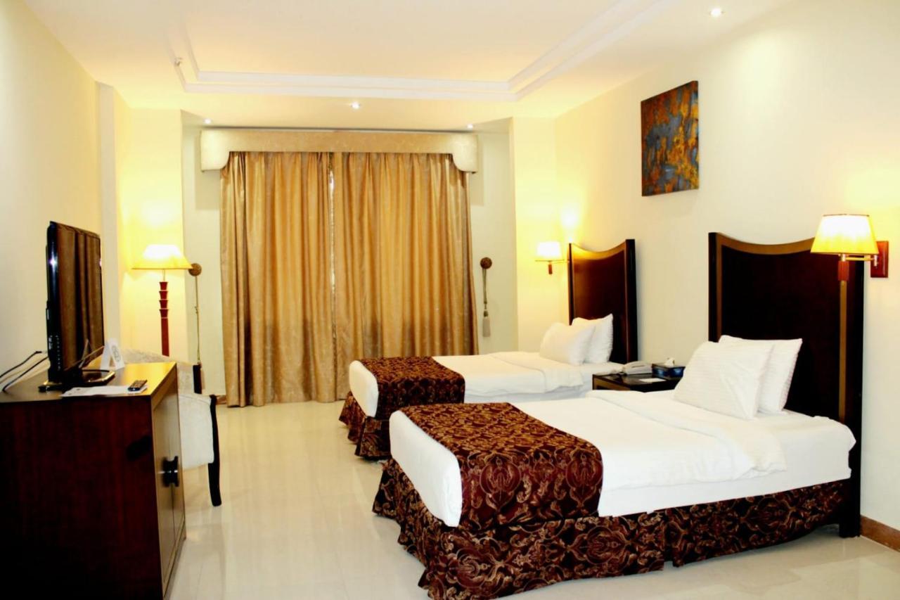 Tourist Hotel Доха Екстериор снимка