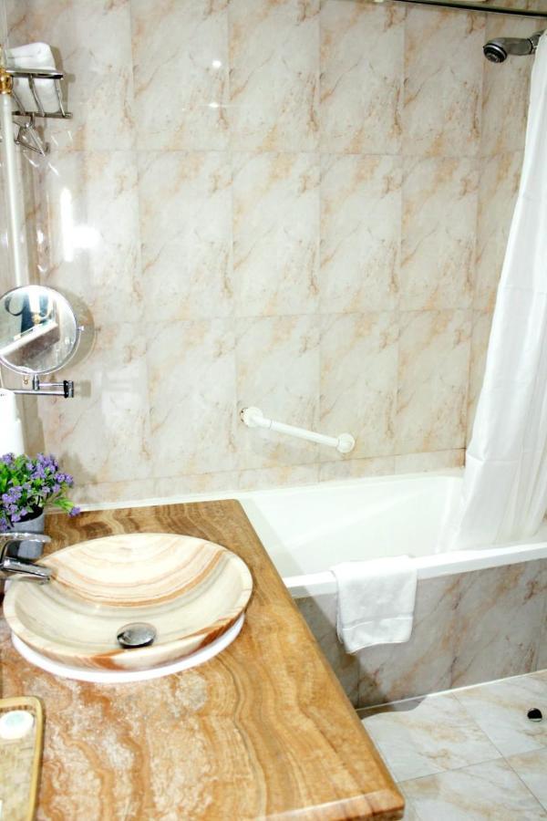 Tourist Hotel Доха Екстериор снимка