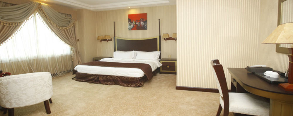 Tourist Hotel Доха Екстериор снимка