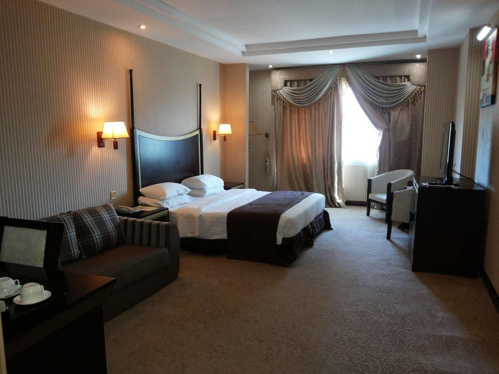 Tourist Hotel Доха Екстериор снимка