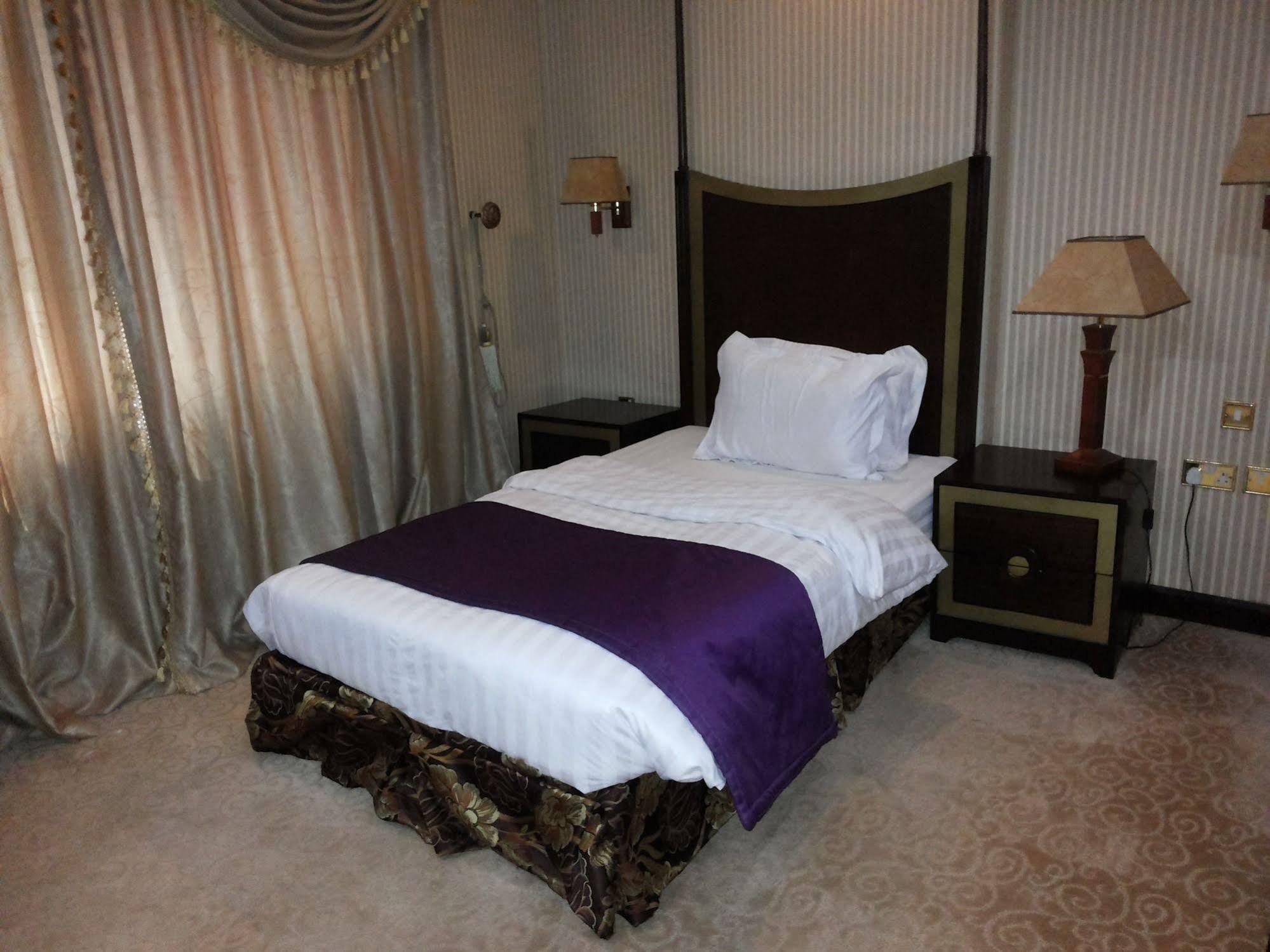 Tourist Hotel Доха Екстериор снимка