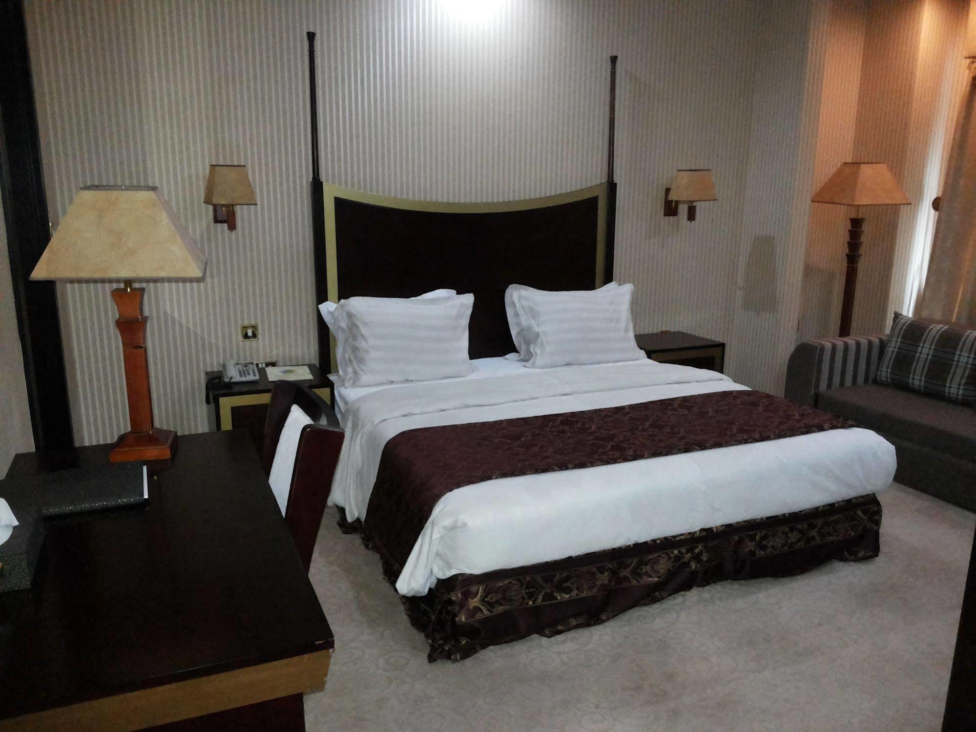 Tourist Hotel Доха Екстериор снимка