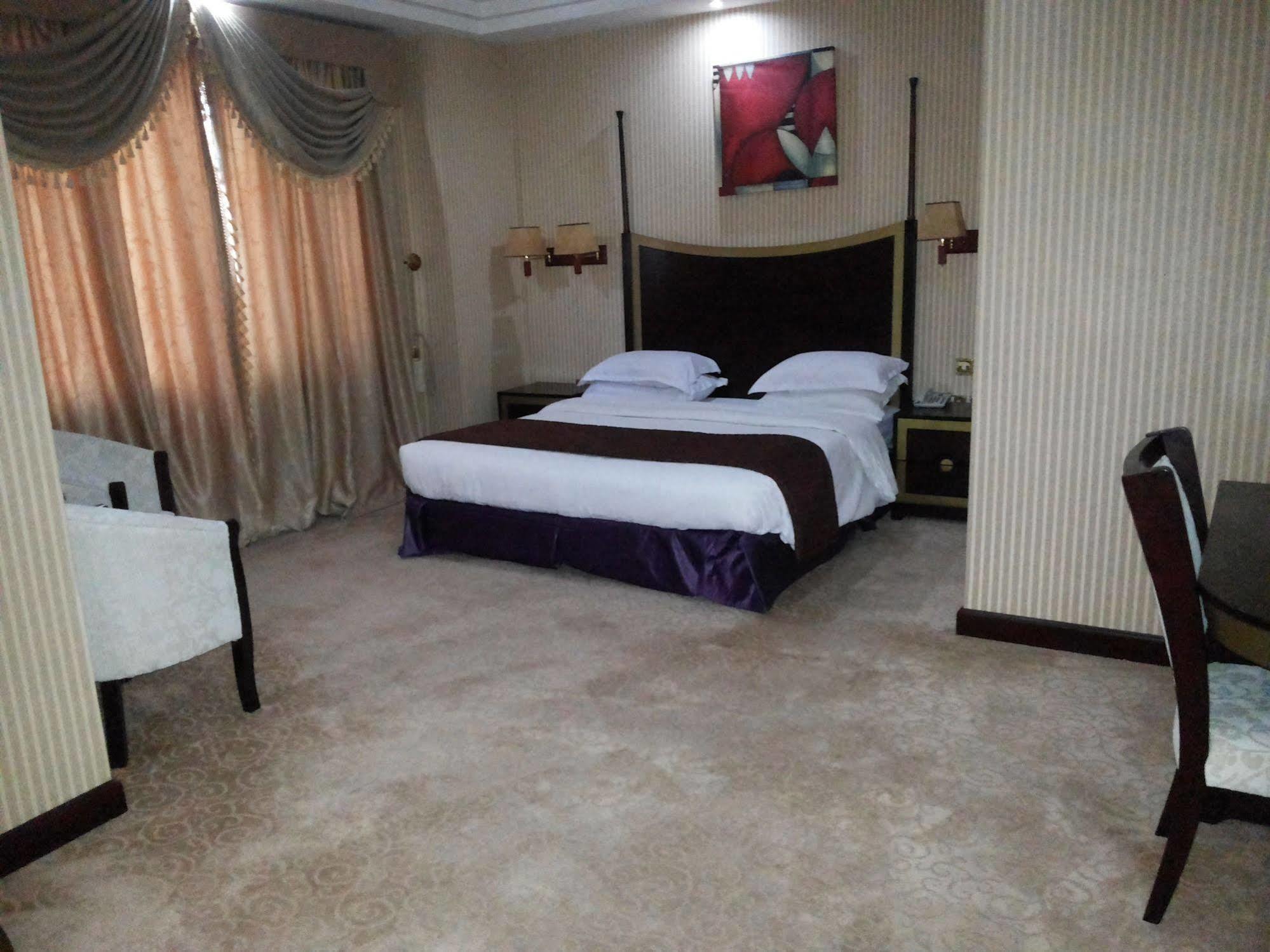 Tourist Hotel Доха Екстериор снимка
